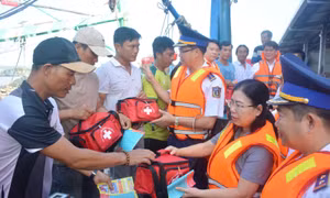 Cảnh sát biển cùng ngư dân Lâm Đồng chung tay gỡ thẻ vàng IUU