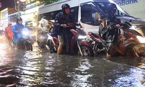 Mưa lớn gây ngập hàng loạt tuyến đường ở TP Hồ Chí Minh