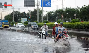 Triều cường dâng cao tới 1,7m, người dân bì bõm lội từ ngoài đường đến vào trong nhà
