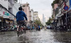 Nhiều tuyến đường TP Hồ Chí Minh ngập sâu khi triều cường dâng cao 1,66 m