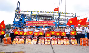 Vùng 2 Hải quân đồng hành cùng ngư dân vươn khơi, bám biển