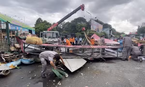 TP Hồ Chí Minh: Cổng chào Công viên nước Đầm Sen đổ sập xuống đường