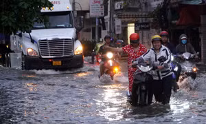 Mưa lớn kết hợp triều cường dâng cao, nhiều nơi ở TP Hồ Chí Minh bị ngập sâu