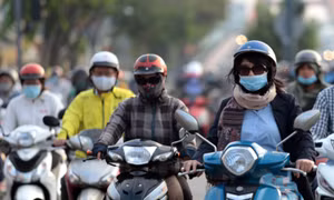 TP Hồ Chí Minh đón không khí lạnh dưới 20 độ C, người dân mặc áo ấm khi ra đường