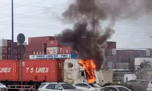 TP Hồ Chí Minh: Cháy xe container gần trạm thu phí Xa lộ Hà Nội