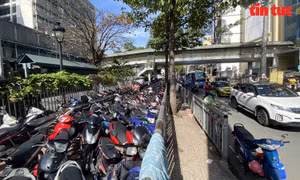 Bãi giữ xe 'quây' vỉa hè xung quanh bệnh viện, người dân bức xúc lo an toàn giao thông