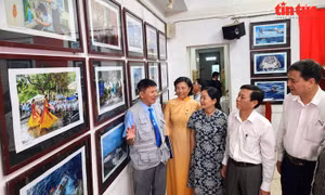 Triển lãm ảnh thời sự nghệ thuật ‘Tuổi trẻ với Trường Sa’