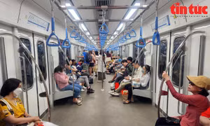 TP Hồ Chí Minh: Ngày đầu thu phí, metro vẫn hút khách