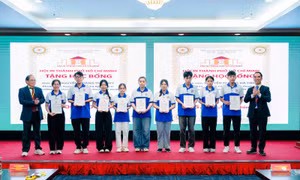 Hội In TP Hồ Chí Minh trao học bổng cho sinh viên vượt khó