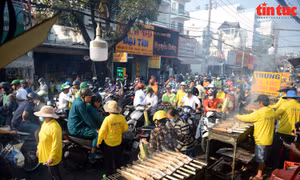 TP Hồ Chí Minh: Phố bán cá lóc nướng nhộn nhịp ngày vía Thần Tài