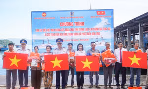 Cảnh sát biển đồng hành cùng ngư dân Khánh Hòa vươn khơi, bám biển
