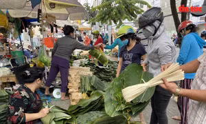 Nhộn nhịp chợ lá dong hơn nửa thế kỷ ở TP Hồ Chí Minh những ngày giáp Tết