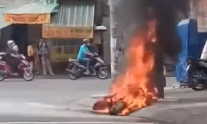 TP Hồ Chí Minh: Xe máy bốc cháy trơ khung trên đường 