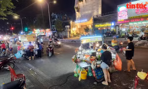 TP Hồ Chí Minh: Gắn camera giám sát để xử lý nạn lấn chiếm lòng đường, vỉa hè
