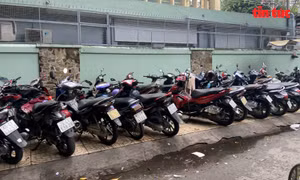 TP Hồ Chí Minh: Nhiều bãi giữ xe chiếm dụng vỉa hè vẫn ‘phớt lờ’ yêu cầu của Sở GTVT