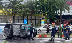 TP Hồ Chí Minh: Xe ô tô chở hàng bốc cháy, lái xe bung cửa thoát ra ngoài