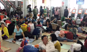 Hàng trăm hành khách vật vạ ở ga Sài Gòn do sự cố tàu trật bánh ở Bình Thuận