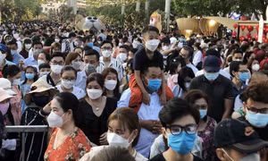 Đường hoa Nguyễn Huệ đông nghịt người du Xuân trong ngày mùng 2 Tết