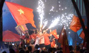 1.001 kiểu ăn mừng ‘độc, lạ’ của cổ động viên TP Hồ Chí Minh