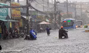 TP Hồ Chí Minh mưa lớn gây ngập sâu, giao thông rối loạn
