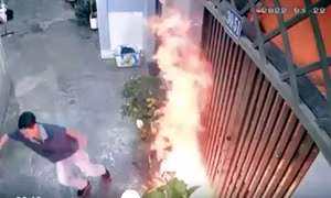 TP Hồ Chí Minh: Truy bắt người đàn ông tạt xăng đốt nhà hàng xóm