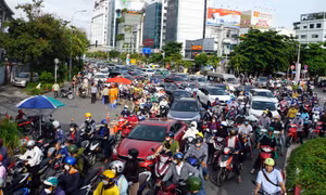 TP Hồ Chí Minh: Giao thông hỗn loạn trong ngày đầu cấm xe qua cầu vượt Nguyễn Hữu Cảnh