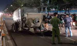 Hai thanh niên đi xe máy tử vong khi đâm vào xe tải đỗ trên đường