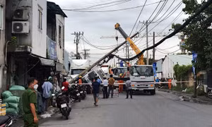 TP Hồ Chí Minh: Xe container kéo gãy trụ điện gây mất điện cho 1.300 hộ dân