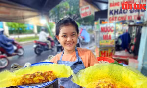 Cảm động cô bé 13 tuổi, chăm chỉ đổ bánh xèo giúp ông bà nội nuôi gia đình