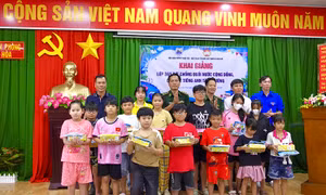 Bộ đội Biên phòng mở lớp tiếng Anh và phòng, chống đuối nước cho học sinh xã Cần Giờ
