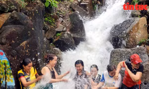 Người dân đổ xô đi tắm suối Ô Đá ở vùng Bảy Núi An Giang