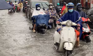 TP Hồ Chí Minh: Mưa lớn kéo dài, hàng loạt tuyến đường chìm trong biển nước