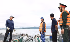 Hải đoàn 32 tuyên truyền, hướng dẫn ngư dân ứng phó bão số 13