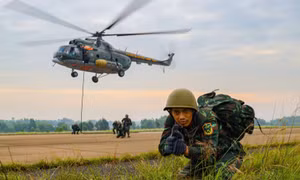 Lực lượng tinh nhuệ luyện tập đổ bộ đường không tại sân bay Biên Hòa