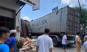 TP Hồ Chí Minh: Xe container mất lái đâm sập nhà dân, lái xe tử vong