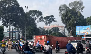 TP Hồ Chí Minh: Xe container rơi thùng hàng giữa ngã 6, khiến giao thông rối loạn 