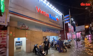 Hàng loạt tuyến đường TP Hồ Chí Minh chìm trong biển nước sau cơn mưa như trút