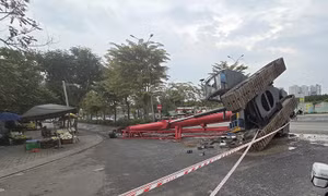 TP Hồ Chí Minh: Đứt dây xích, cần cẩu rơi khỏi xe đầu kéo làm một người bị thương