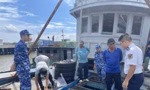 Tạm giữ tàu chở khoảng 50.000 lít dầu DO không rõ nguồn gốc trên biển