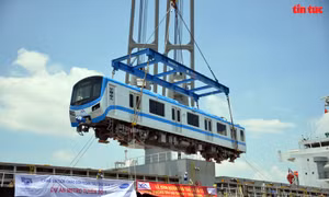 Cận cảnh hai đoàn tàu 16 và 17 cuối cùng của tuyến metro Bến Thành - Suối Tiên cập cảng