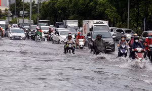 TP Hồ Chí Minh mưa lớn, nhiều tuyến đường ngập sâu
