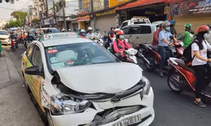 Xe Mazda mất lái đâm nát đầu xe taxi 