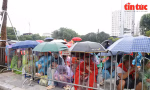 Người dân đội mưa từ sáng sớm, chọn chỗ ngồi đẹp chờ xem diễu binh A80