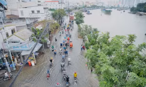TP Hồ Chí Minh: Triều cường dâng cao, nhiều tuyến đường thành sông
