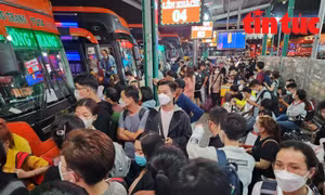 TP Hồ Chí Minh: 'Biển' người vạ vật tại Bến xe Miền Tây lúc nửa đêm