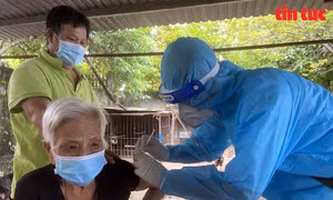 TP Hồ Chí Minh: Tiêm vaccine phòng COVID-19 tận nhà cho người già yếu, khuyết tật