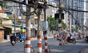 Hơn 60 cột điện ngả nghiêng giữa đường, đe dọa người tham gia giao thông