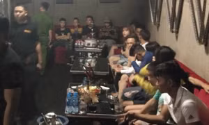 Phát hiện 80 nam, nữ thanh niên phê ma túy trong quán bar 