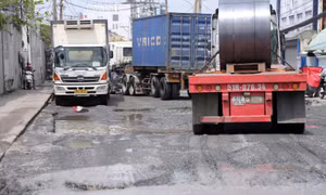 TP Hồ Chí Minh: Cận cảnh đường Bến Nghé xuống cấp, chi chít ‘ổ voi', 'ổ gà’