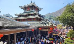Chùa Bà Chúa xứ Núi Sam đông nghịt người trong ngày mùng 3 Tết